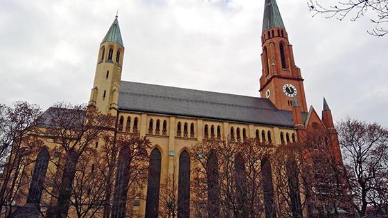 Mit markantem und weithin sichtbarem Turm: die neue Pfarrkirche St. Johann Baptist am Johannisplatz. Foto: bas