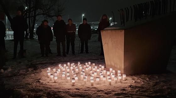 Zum Gedenken an die Holocaust-Opfer wurden Kerzen am Mahnmal für den Todeszug aufgestellt. Foto: Tarnikas