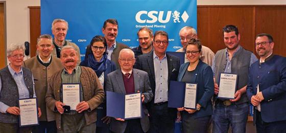 Die langjährigen Mitglieder der CSU Pliening erhielten Ehrenurkunden. Foto: CSU