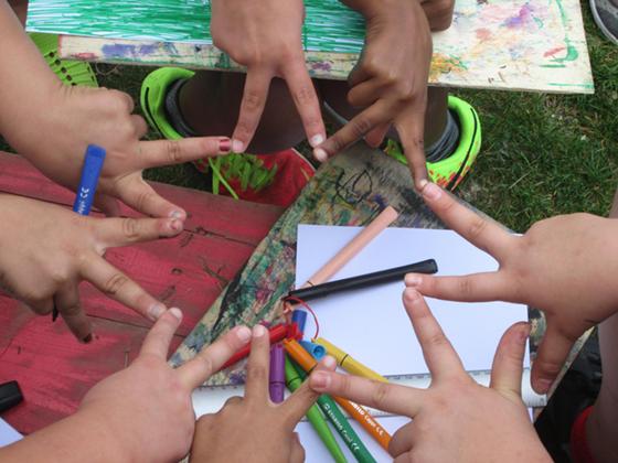 Über den Einsatz der Kunst können Kinder schreckliche Erlebnisse verarbeiten und sich wieder einordnen in soziale Gemeinschaften und Schule. Foto: Barbos-Stiftung