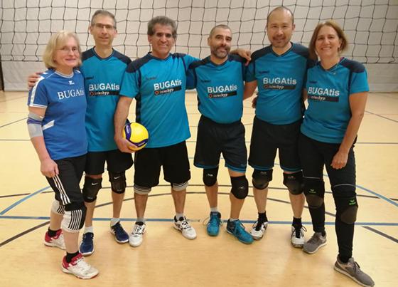 "Ein netter, bunter Haufen aus jung und alt und sehr international"  so beschreibt sich die Volleyball-Freizeitligamannschaft BUGATIS selbst. Foto: Verein