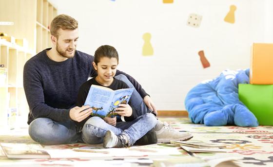 Tolles Tandem: Ein Mentor der "KinderHelden" und ein Grundschüler beim gemeinsamen Lesen. Foto: Sascha J. Hauk