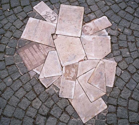 Denkmal für die Weiße Rose vor dem Eingang zur LMU: Die Hinrichtung von Hans Scholl, Sophie Scholl und Christoph Probst jährt sich zum 80. Mal. Foto: Archiv