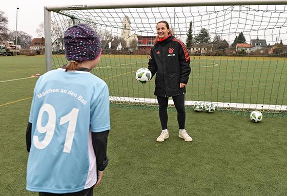 Laura Benkarth, Torhüterin des FC Bayern München und der Deutschen Fußball-Nationalmannschaft, trainierte bei der Eröffnung mit den Mädchen. Foto: Biku e.V.