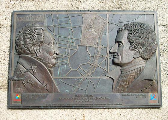 Die Gedenktafel für Friedrich Ludwig von Sckell (links) und Maximilian Graf von Montgelas an der Gartenmauer des Bundesfinanzhofs. Foto: Archiv
