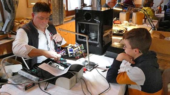 Kaputte Gebrauchsgegenstände werden untersucht und gemeinsam mit den Besuchern repariert. Foto: MakerSpace EBE