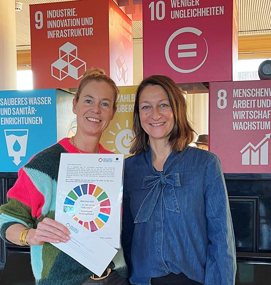 Nina Trommen und Alexandra Bitterwolf (v.l.) präsentieren die Aktion zu den Nachhaltigkeitszielen der Vereinten Nationen.