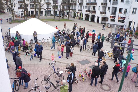 Der letzte Fahrradflohmarkt in Unterhaching fand 2019 statt. Er war, wie immer, gut besucht. Foto: hw