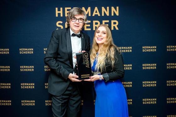 Britta Waizmann aus München-Moosach siegte beim internationalen Speaker Slam und erhielt den Excellence Award von Veranstalter Hermann Scherer. Foto: Justin Bockey
