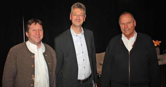 Diskutierten mit den Bürgern: MdL Nikolaus Kraus, MdL Michael Piazolo und Stadtrat Hans-Peter Mehling (von links). Foto: job