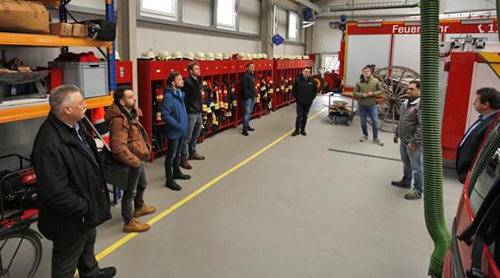 Gerätehausführungen beschäftigen den Kommandanten der Feuerwehr Volkmannsdorferau, Thomas Schäffler (rechts). Die Kommunen müssen sparen. Wie das geht beim Gerätehausbau, haben die Wanger vorgeführt. Foto: kw