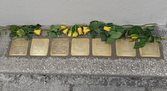 Zum Gedenken an jeden der sieben deportierten Bewohner aus der Isabellastraße wurde ein Stolperstein ins Pflaster eingelassen. Foto: mha