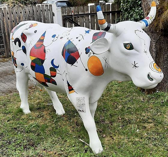 Die bunte Kuh Sine bringt etwas katalanischen Charme nach Aschheim. Foto: VA
