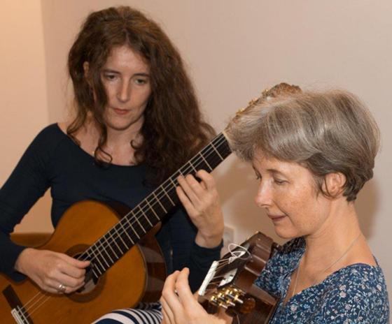 "Poesie auf zwei Gitarren" lassen Nadja Offinger und Nicolette Landgraf erklingen. Foto: VA