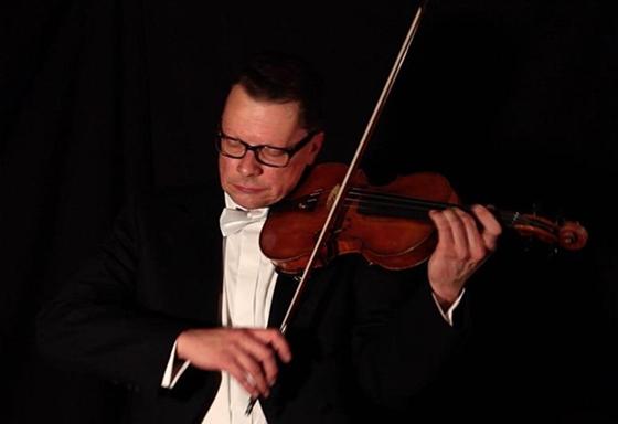 Winfried Grabe spielt die Violine und hat auch die Gesamtleitung. Foto: VA