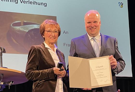 Johanna Hagn aus Ismaning wurde von Landrat Christoph Göbel der Ehrenring des Landkreises verliehen. Foto: hw
