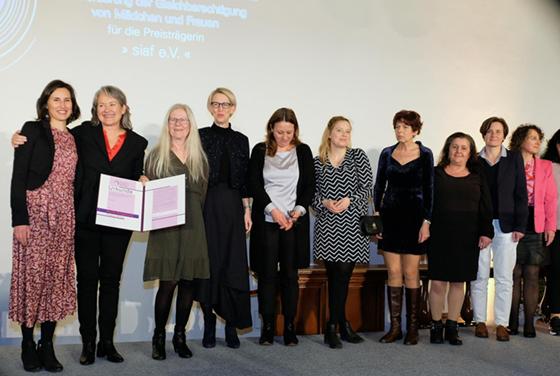 Bürgermeisterin Katrin Habenschaden (4. von links) freute sich, den Anita-Augspurg-Preis an die Mitstreiterinnen von siaf übergeben zu können. Foto: Robert Bösl