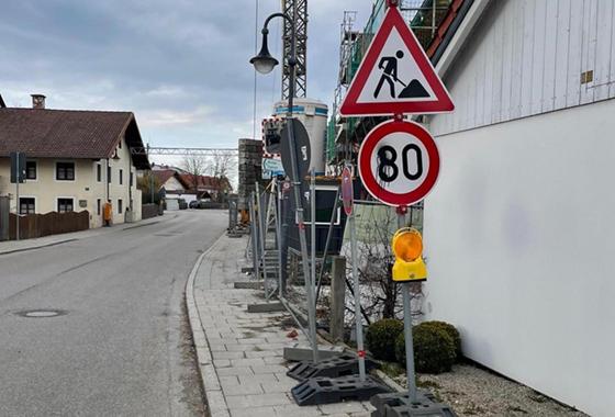 In Wirklichkeit sind hier nur 30 km/h erlaubt: In der Gemeinde Grasbrunn haben Unbekannte Verkehrszeichen und Verteilerkästen mit schwarzer Farbe besprüht. Foto: Gemeinde
