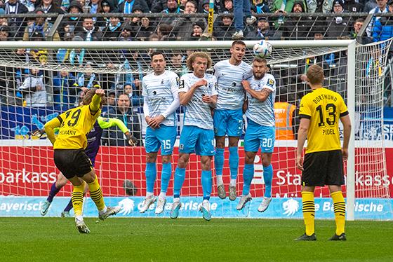 Effizient: Dortmunds Pohlmann trifft beim Freistoß. Foto: Anne Wild