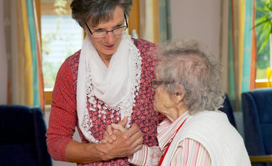 Die Nachbarschaftshilfe bietet einen Kurs zum ehrenamtlichen Seniorenhelfer an. Jetzt informieren und seine Zeit anderen Menschen schenken. Foto: NBH Taufkirchen