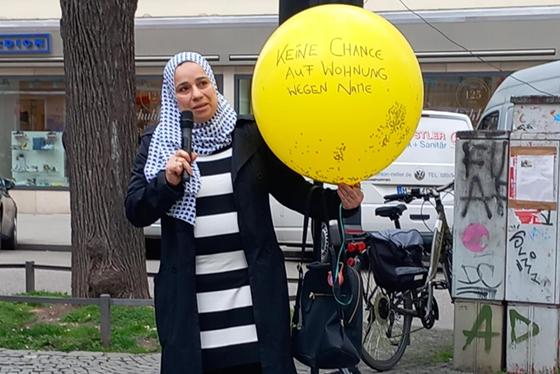 Mehr als 100 Personen haben am Pariser Platz Vorurteile auf Luftballons geschrieben  und diese schließlich zum Platzen gebracht. Foto: AWO München-Stadt