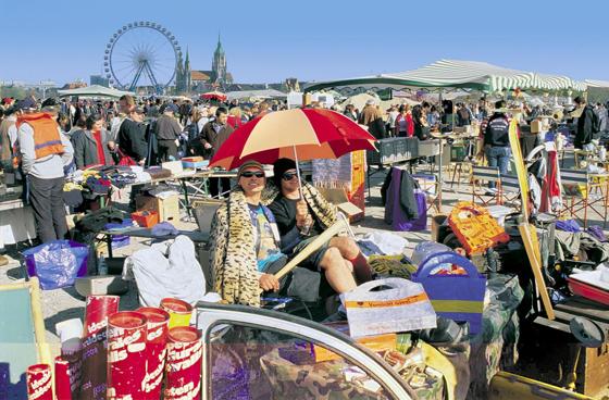 Bis zu 2.500 Verkäufer erwarten die Besucher auf dem riesigen BRK- Flohmarkt auf der Theresienwiese. Foto: M. Vogel