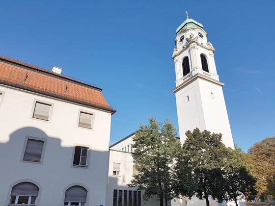 Die Tour beginnt bei der katholischen Kirche St. Wolfgang am St.-Wolfgangs-Platz. Foto: bas