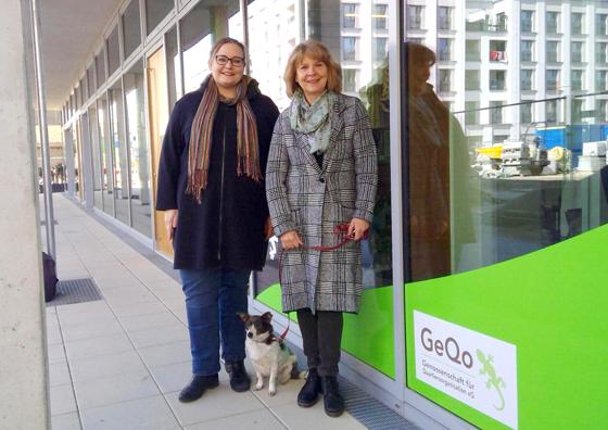 Lisa Schäfer (links), Gabriele Lukschik und Hündin Paula vor der Quartierszentrale am Maria-Nindl-Platz: Hier soll demnächst ein Foodsharing-Regal stehen. Foto: bas