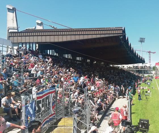 Nur Nostalgie oder auch Zukunft? Als Haching im Mai 2017 gegen Elversberg um den Aufstieg in die 3. Liga kämpfte, kamen 8000 Zuschauer in den Sportpark. Foto: std