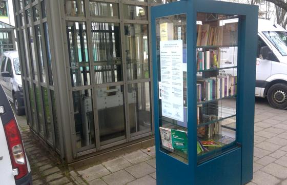 Seit kurzem zugänglich: der offene Bücherschrank vor dem ASZ Untergiesing am Kolumbusplatz. Foto: bas