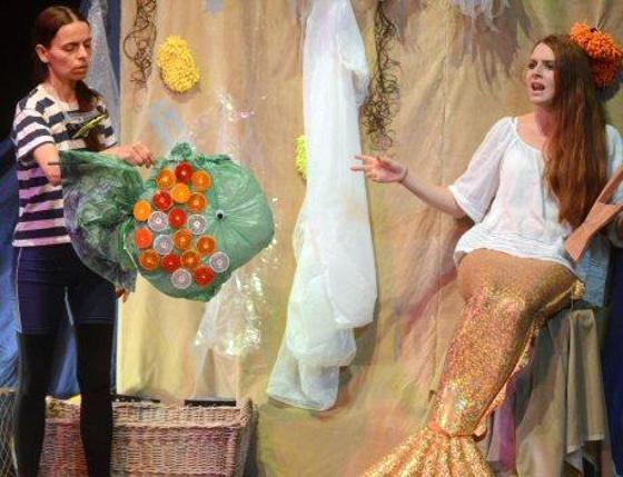 Das Theaterstück "Der Glitzerschuppenfisch" richtet sich an Kinder ab drei Jahren. Foto: VA