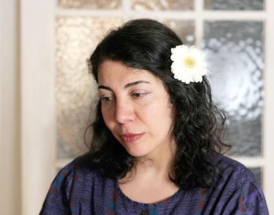 Die iranische Autorin Ayeda Alavie ist am Mittwoch, 19. April, zu Gast bei der vhs Vaterstetten. Foto: Hagebutte-Verlag