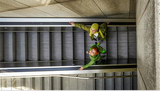 Konzerte der besonderen Art gibt es am 27. April an drei U-Bahnhöfen in Moosach und dem Olympiapark: Das Duo "Gorgeous Green" spielt dort kostenlos. Foto: Felix Länge
