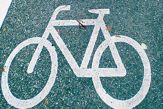 Ältere Menschen fühlen sich manchmal unsicher auf dem Fahrrad. Die Kurse des ADFC können eine gute Hilfestellung sein, um wieder auf den Sattel zu steigen. Foto: Archiv/ SE