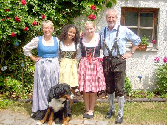 Gelebter Austausch der Kulturen: eine Austauschschülerin mit ihrer deutschen Gastfamilie. Foto: YFU