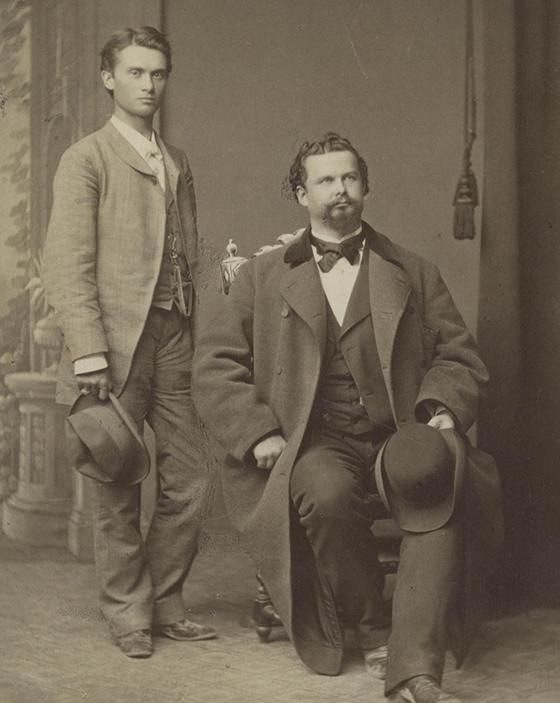 König Ludwig II ließ sich hier neben dem Schauspieler Josef Kainz fotografieren. (Josef Kainz stehend und König Ludwig II. sitzend nebeneinander im Doppelportrait). Foto: Deutsches Theatermuseum München