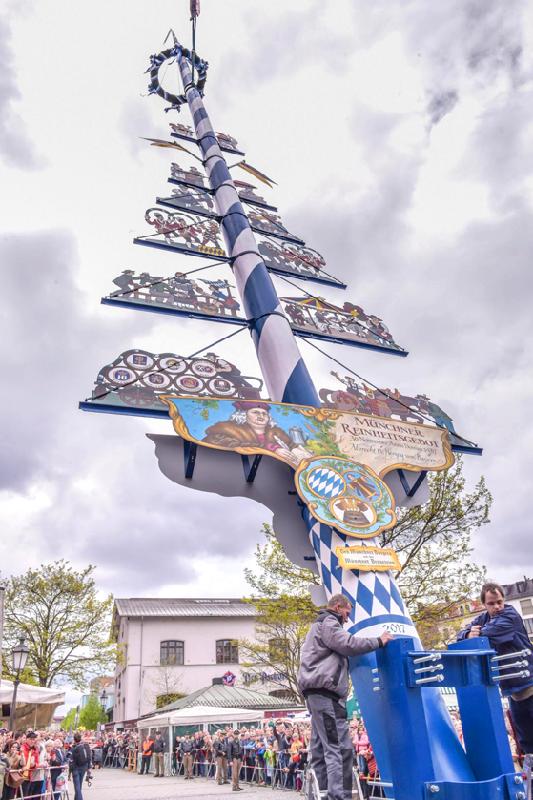 Vieles dreht sich um das Thema Bier auf den Tafeln am Maibaum. Foto: Verein Münchener Brauereien