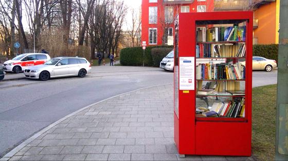 Seit einem Jahr steht ein offener Bücherschrank in der St.-Cajetan-Straße. Foto: bas
