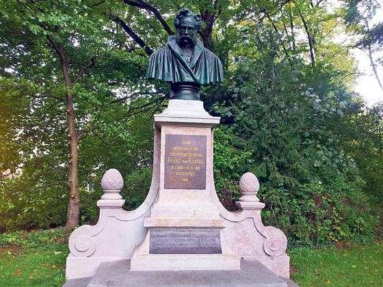 Ein Ziel der Tour ist das Denkmal für Franz von Kobell in den Maximiliansanlagen. Foto: bas