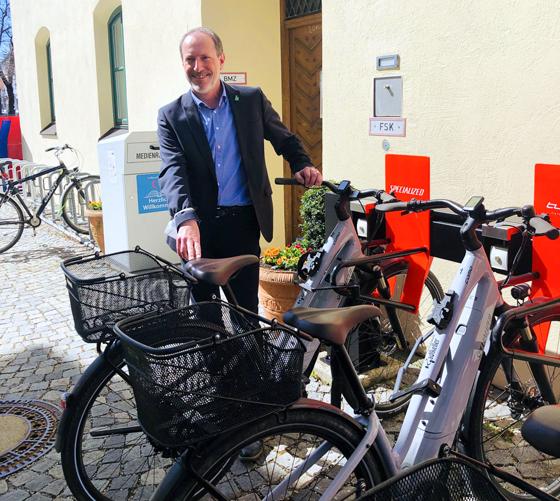 Bürgermeister Christoph Schmid präsentiert die E-Bikes, die man bei der Gemeinde Holzkirchen gegen eine kleine Gebühr ausleihen kann. Archivbild: VA