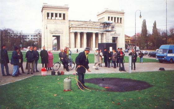 Schon seit 1995 brennt W. Kastner einen Fleck in den Rasen auf dem Königsplatz, damit kein Gras über die Erinnerung an die Bücherverbrennung wächst.  Foto: Wolfram P. Kastner