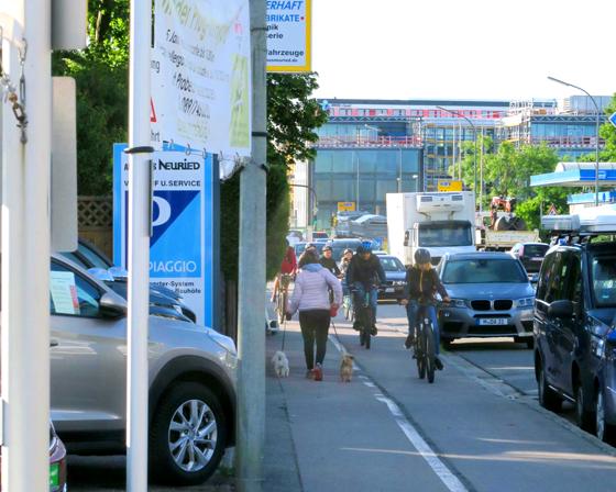 So sieht die Realität in Sachen "Fahrrad-Freundlichkeit" leider noch immer aus: holprige, zu schmale Radwege neben dichtem Autoverkehr. Foto: Andras Egeressy, ADFC