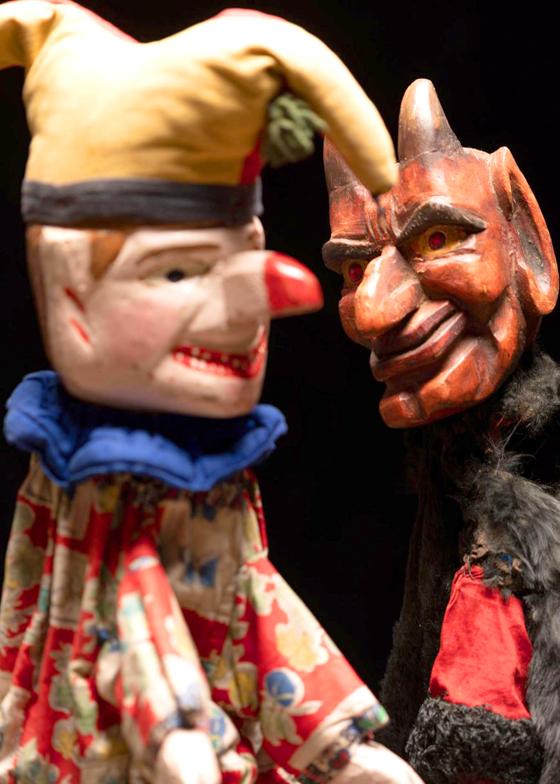 Kasperl und Teufel sind typische Figuren in allen Jahrmarkttheatern. Foto: Ernst Jank, Münchner Stadtmuseum