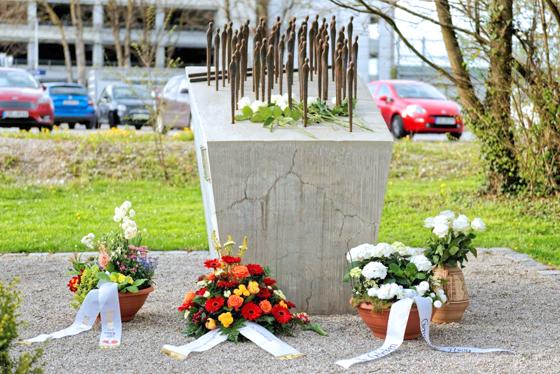 Am Denkmal für den Todeszug in Poing wurde von der AG Respekt@Poing am 27. April Blumen niedergelegt und der Opfer gedacht. Foto: Lorenz Hansen