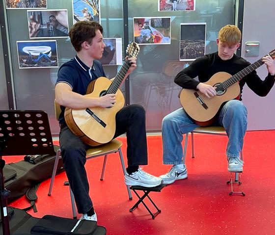 Felix und Adrian aus der Q11 begeisterten die Zuhörer mit ihrem Gitarrenspiel. Foto: hw