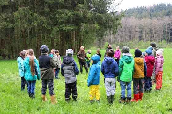 Voller Eifer waren die Kinder bei der Baumpflanzaktion im Kupferbachtal mit von der Partie. Gesetzt wurden bei dieser Aktion Roterlen. Foto: Montessori-Schule Niederseeon
