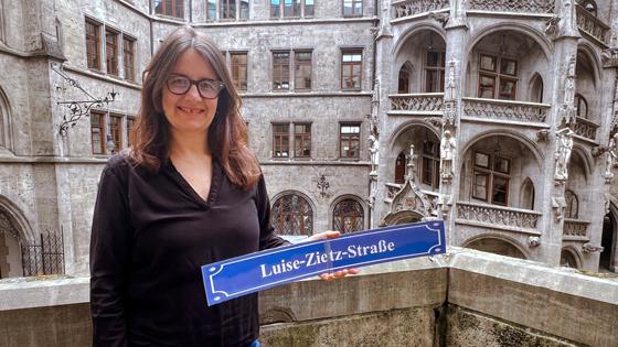 Stadträtin Kathrin Abele freut sich, dass die Politikerin Luise Zietz eine eigene Straße bekommt. Foto: M. Staudinger