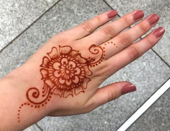 Drei Wochen hält die kinderfreundliche Henna-Farbe, mit der die "Tattoos" aufgemalt werden.: Foto: VA