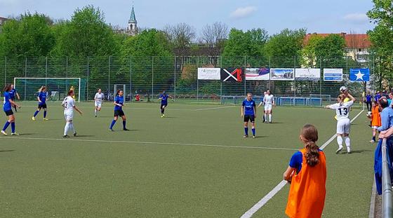Regionalliga-Fußball  und kaum einer mag hingehen: Der FFC Wacker München (blau) spielt an der Demleitnerstraße manchmal vor zweistelligen Zuschauerkulissen. Foto: bas