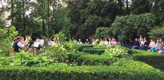 Bei der Serenade im Rosengarten spielen die BlechMUCer in bewährter Tradition. Foto: Bürgerkreis Berg am Laim e.V.